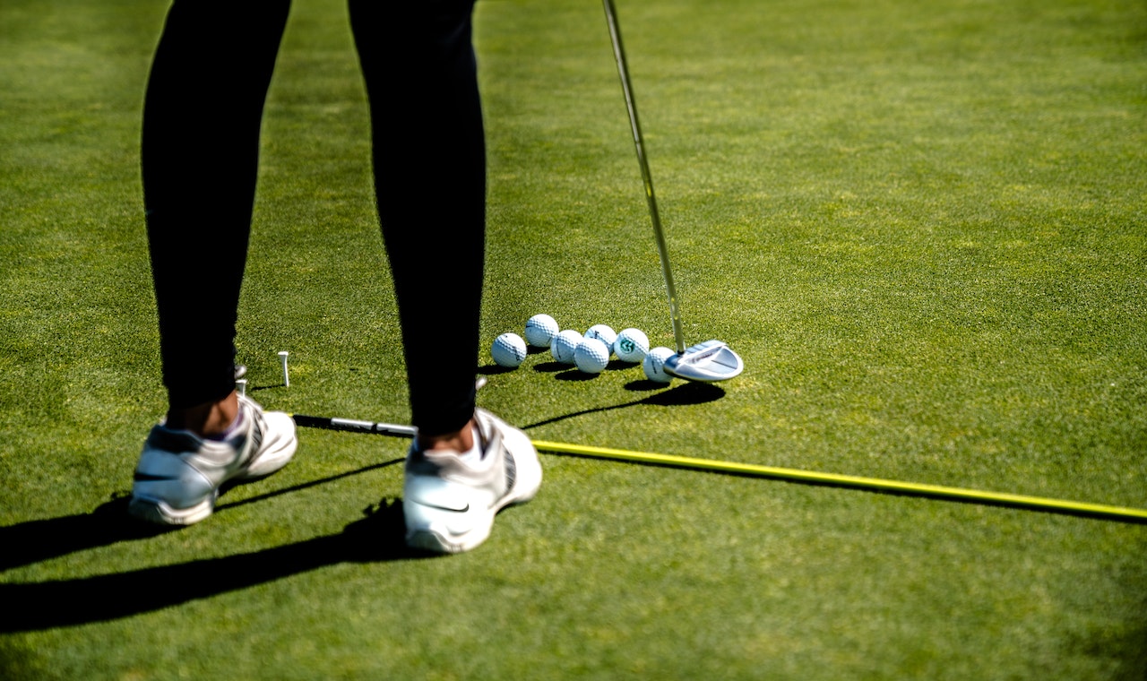 Putting with alignment rod and tees